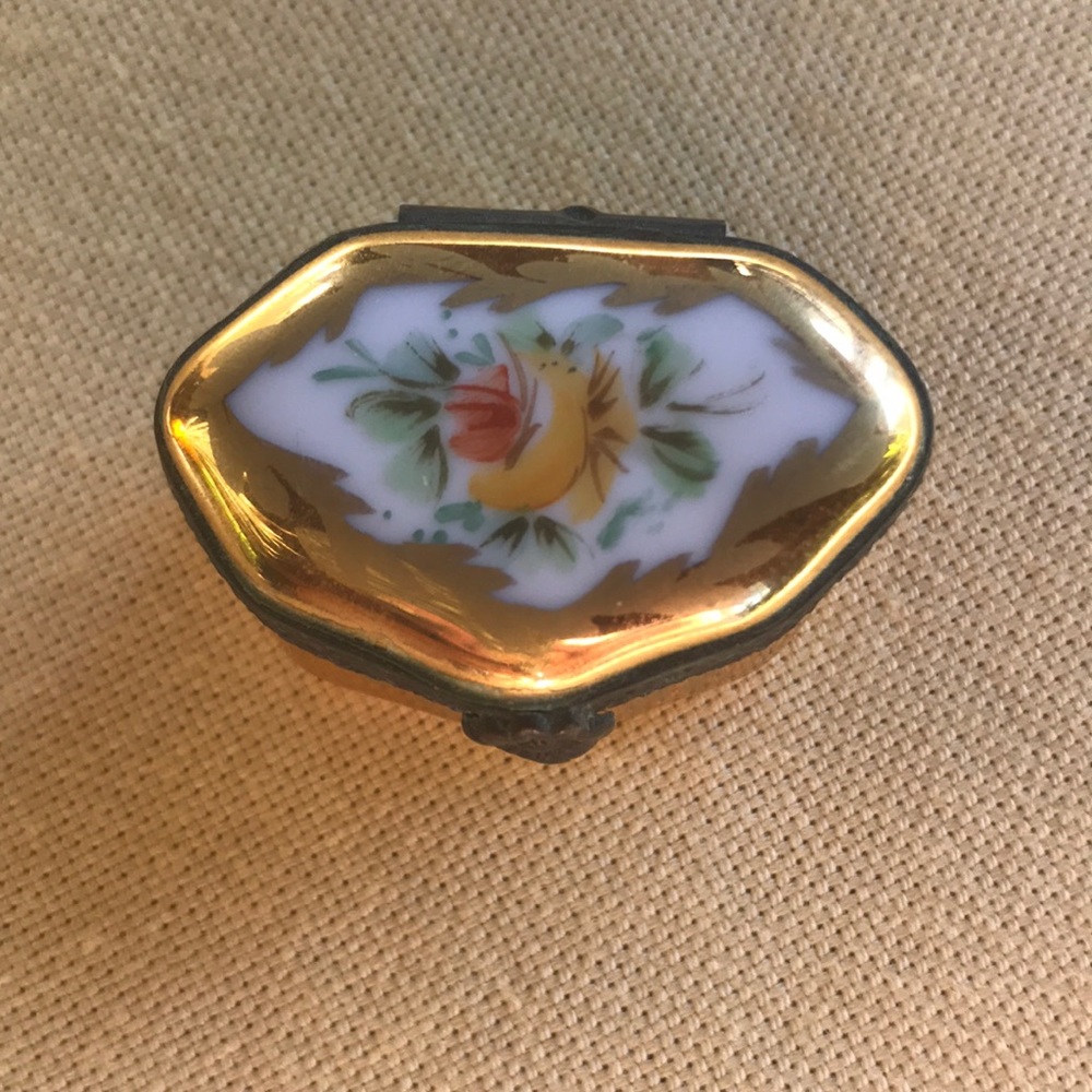 Limoges.. trinket box🌺